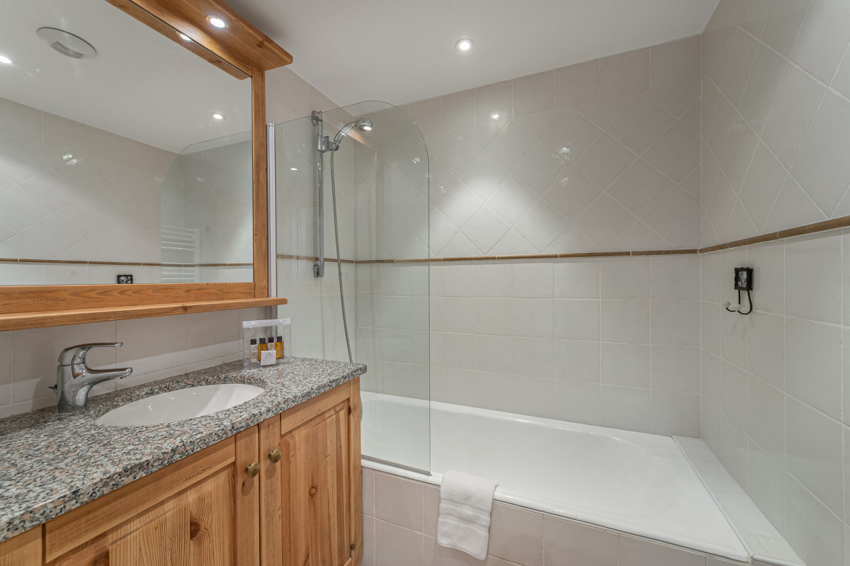 _lv_images__lot_0074061394_06_15981288