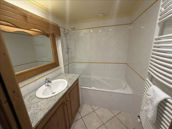 a9a8a3a7-c47c-4937-bebe-63f2f18d6135-16809425